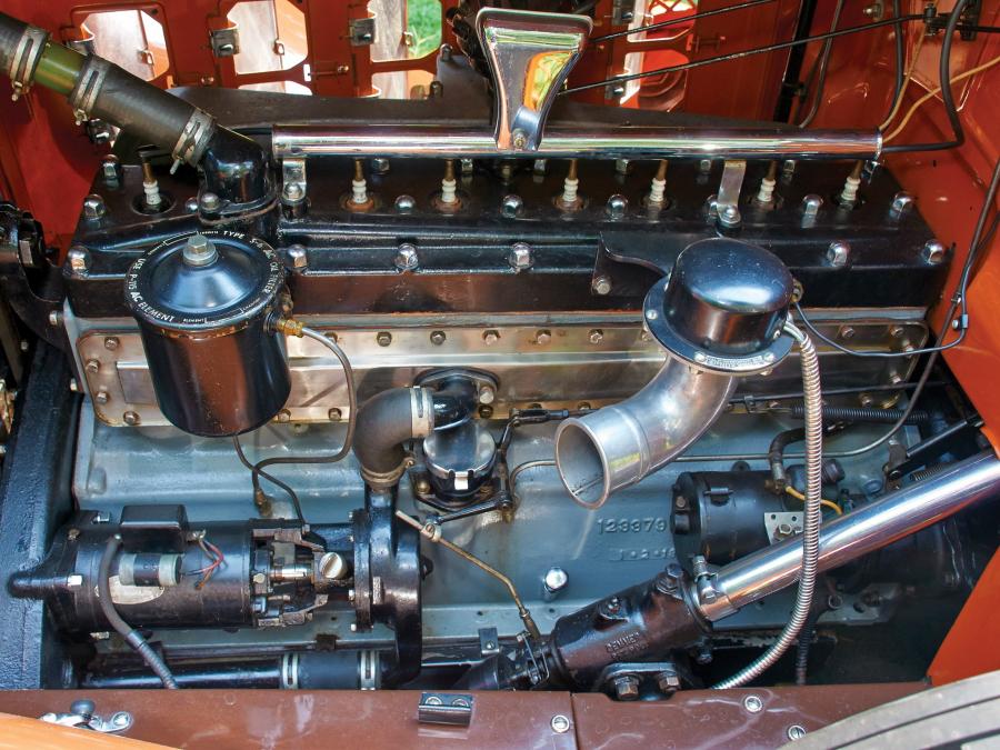 Моторный отсек Pierce-Arrow Model 126 Convertible Coupe 1929 года  (фото 4 из 11)